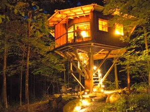 Exterior - Wonderful Tree House Perfect for a Glamping Getaway in the Adirondack Mountains, New York (Paul Smiths)