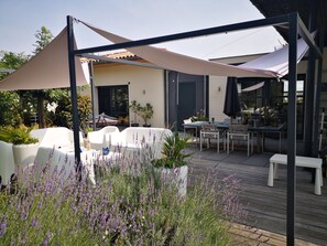 Outdoor dining - Vrbo Property (Toulouse)