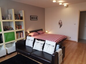 3 bedrooms, iron/ironing board, internet, bed sheets