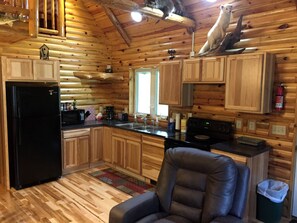 Private kitchen - Rustic Log Cabin on the Upper Peninsula in Blaney Park, Michigan (Blaney Park)