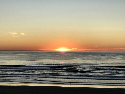 Luxury Oceanfront Vacation Rental with Hot Tub near Nye Beach, Newport, Oregon