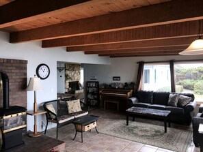 Fernseher, Kamin, DVD-Player