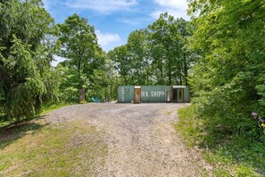 Exterior - Unique Dover Accommodation with a Hot Tub Perfect for Glamping in Ohio (Dover)
