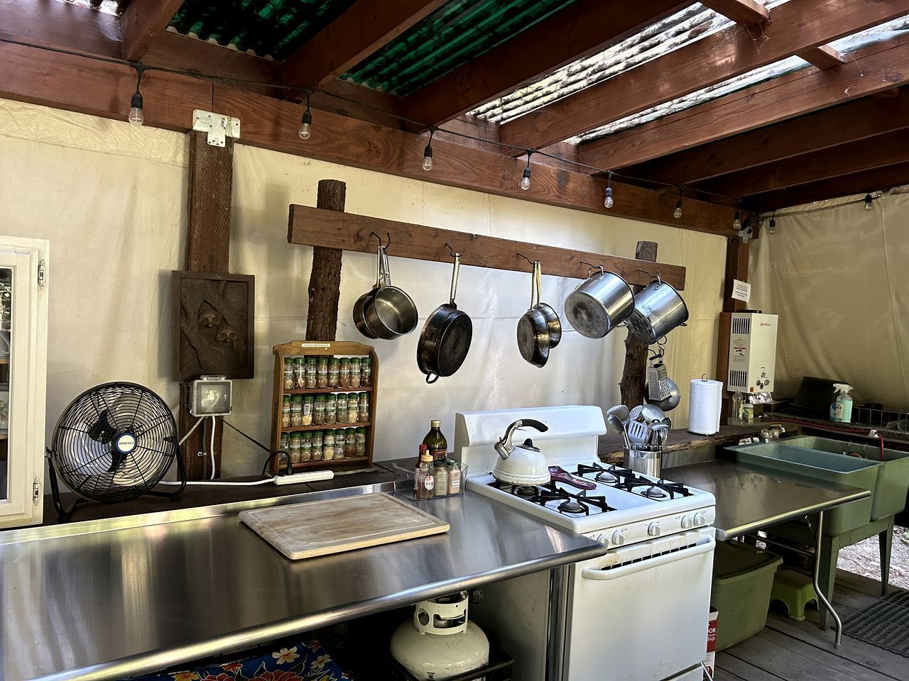 Fridge, oven, stovetop, coffee/tea maker