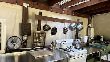 Fridge, oven, stovetop, coffee/tea maker