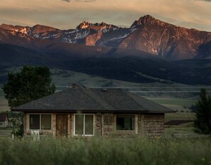 Exterior - Cozy and Intimate Cabin Rental near Livingston for a Romantic Getaway in Montana (Livingston)