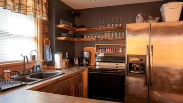 Coffee/tea maker, fridge, microwave, oven