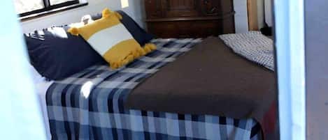Una camera da letto con un letto, un armadio e una finestra.