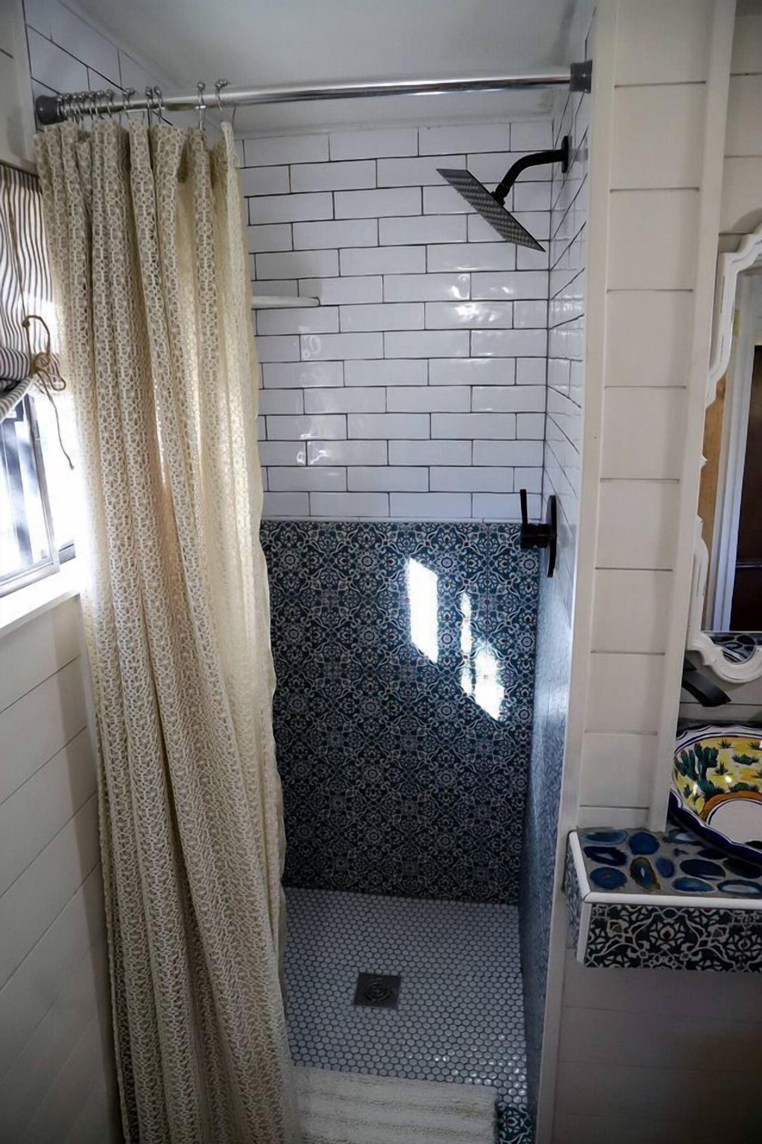 Serviettes fournies, savon, shampoing, papier toilette