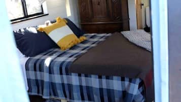 1 bedroom, bed sheets