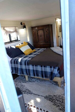 1 bedroom, bed sheets