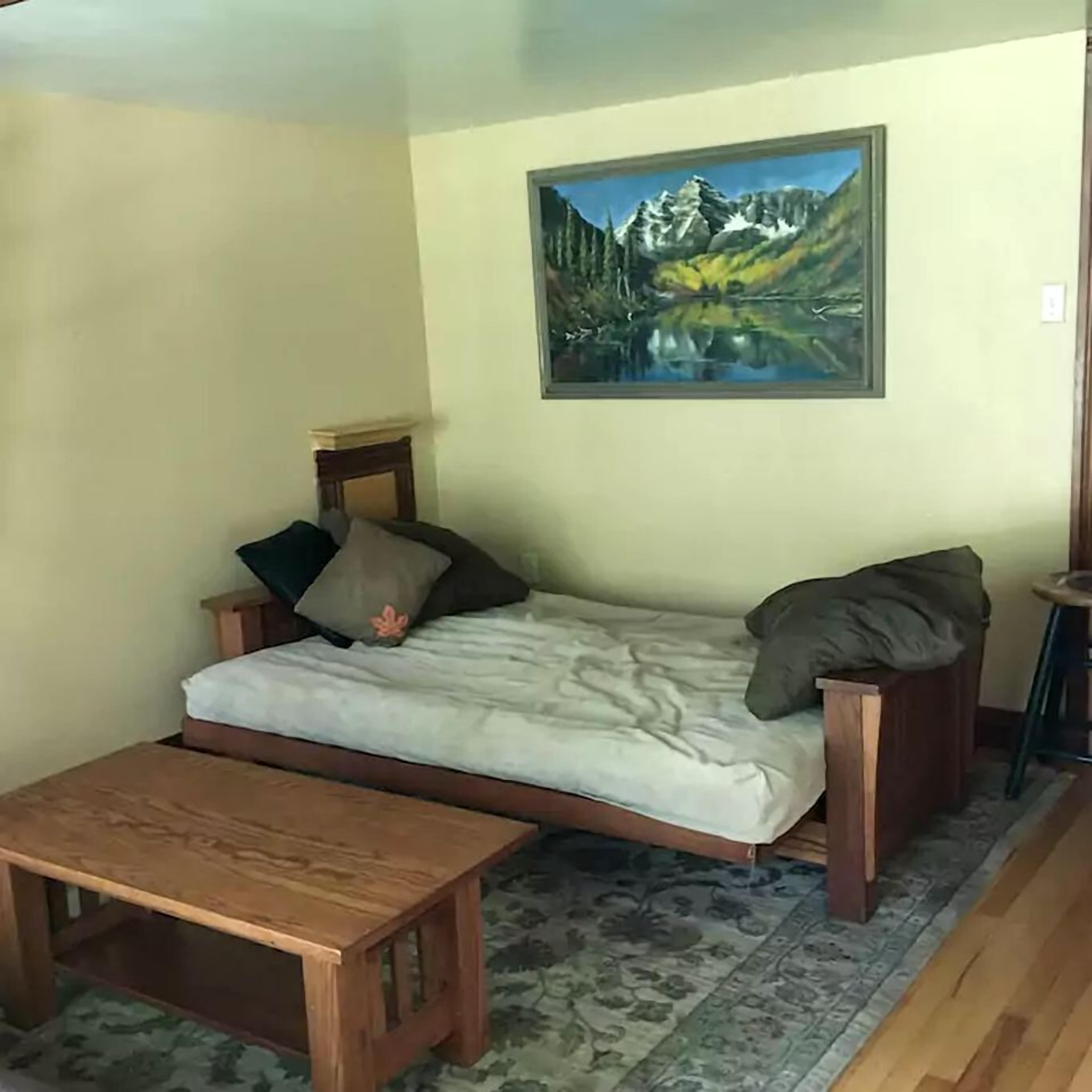 1 habitación, escritorio, tabla de planchar con plancha y wifi 