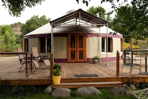 Outdoor dining - Stunning Yurt Rental for a Secluded Getaway near the Grand Mesa National Forest, Colorado (Paonia)