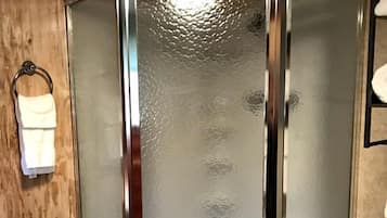 Haartrockner, Handtücher, Seife, Shampoo