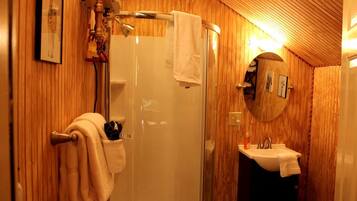 Serviettes fournies, savon, shampoing, papier toilette