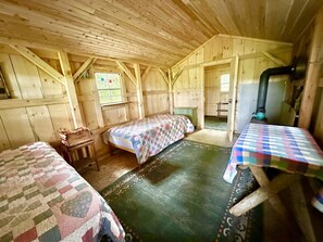 Room - Cozy Off-Grid Cabin with Breathtaking Serene Views for a Peaceful Getaway Surrounded by Nature in Barton, Vermont (Barton)