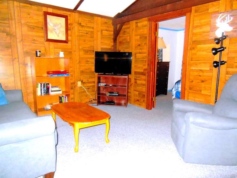 Rustic Cabin Rental Near Akron, Ohio - Malvern, OH