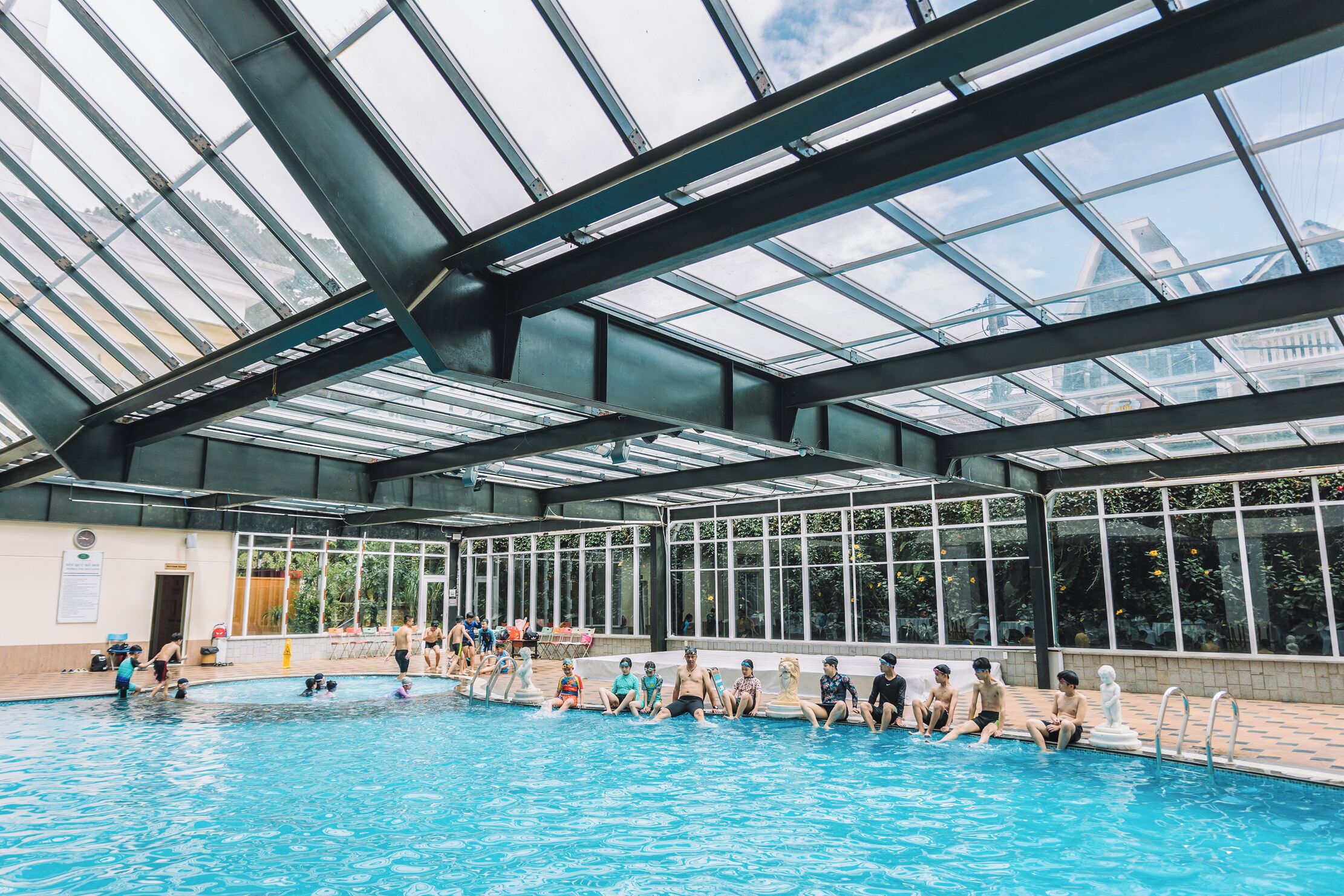 Una piscina cubierta