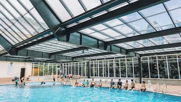 Una piscina cubierta