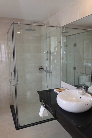 Executive suite, uitzicht op de stad | Badkamer | Een douche, een regendouche, gratis toiletartikelen, een haardroger
