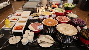 A buffet with various food items and utensils. - Sai Gon Da Lat Premium (Xuan Huong - Da Lat)