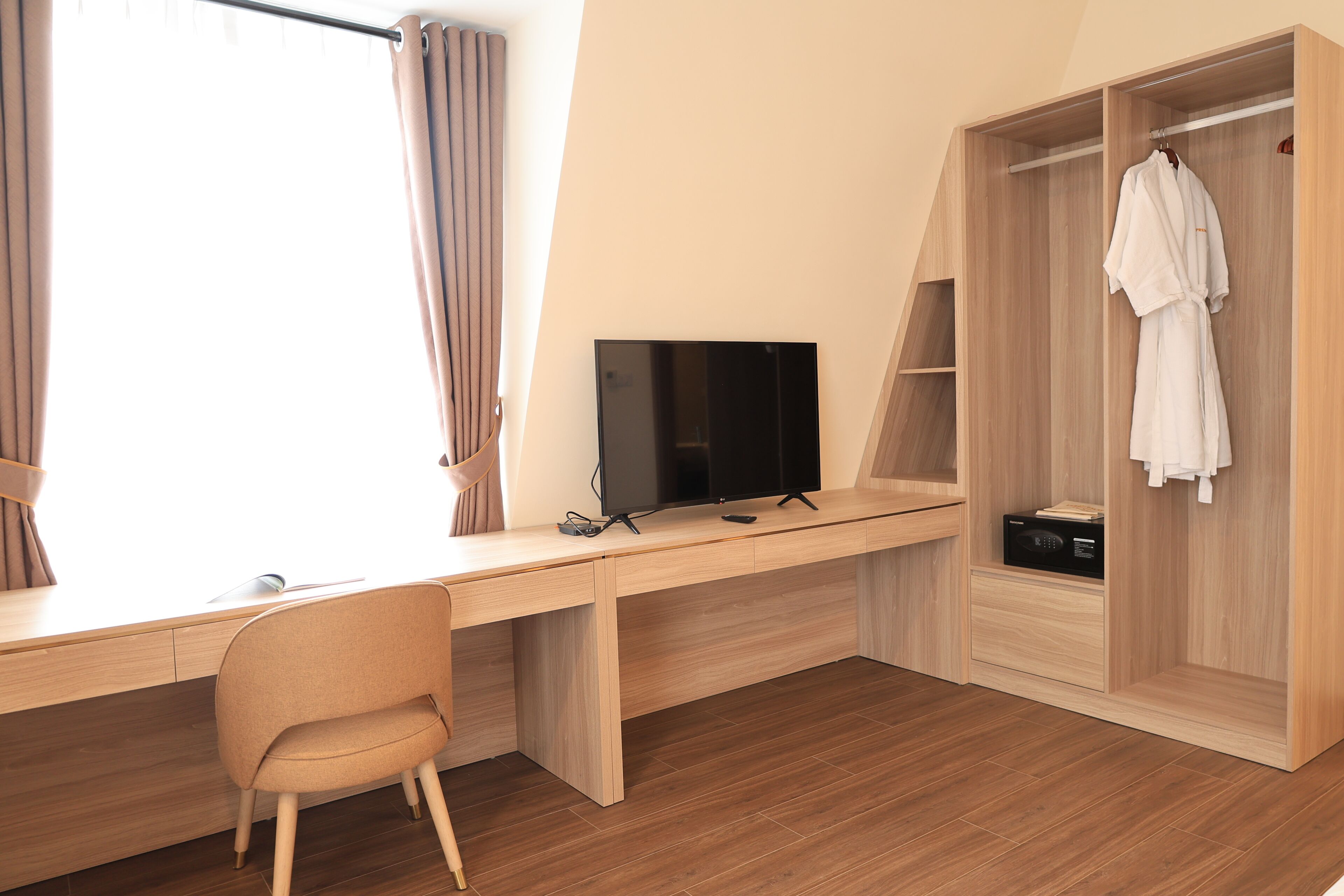 Suite Eksekutif, pemandangan kota | Seprai premium, selimut bulu angsa, isi minibar gratis, dan brankas