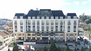 A multi-story hotel with a central entrance, large windows, and a flat roof. - Sai Gon Da Lat Premium (Xuan Huong - Da Lat)