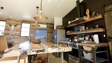 Coffee/tea maker, fridge, oven, stovetop