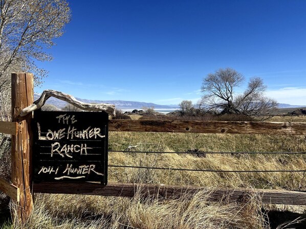 Indicador de The Lone Hunter Ranch amb una vista clara del paisatge circumdant.