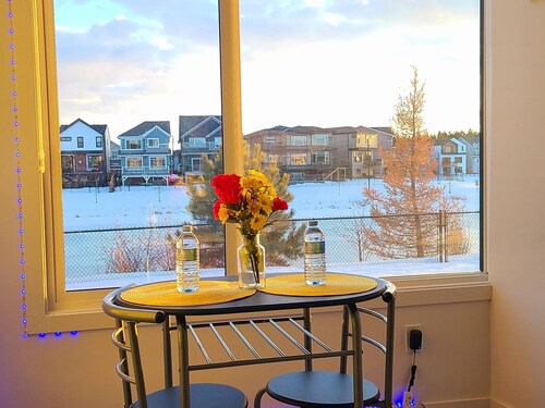 Swithome Properties Cozy Suite With Pond View, Near YEG Airport