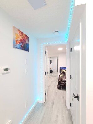 Käytävällä on LED-valonauha, termostaatti ja seinällä taulu.