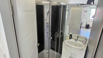 Douche, serviettes fournies, savon, papier toilette