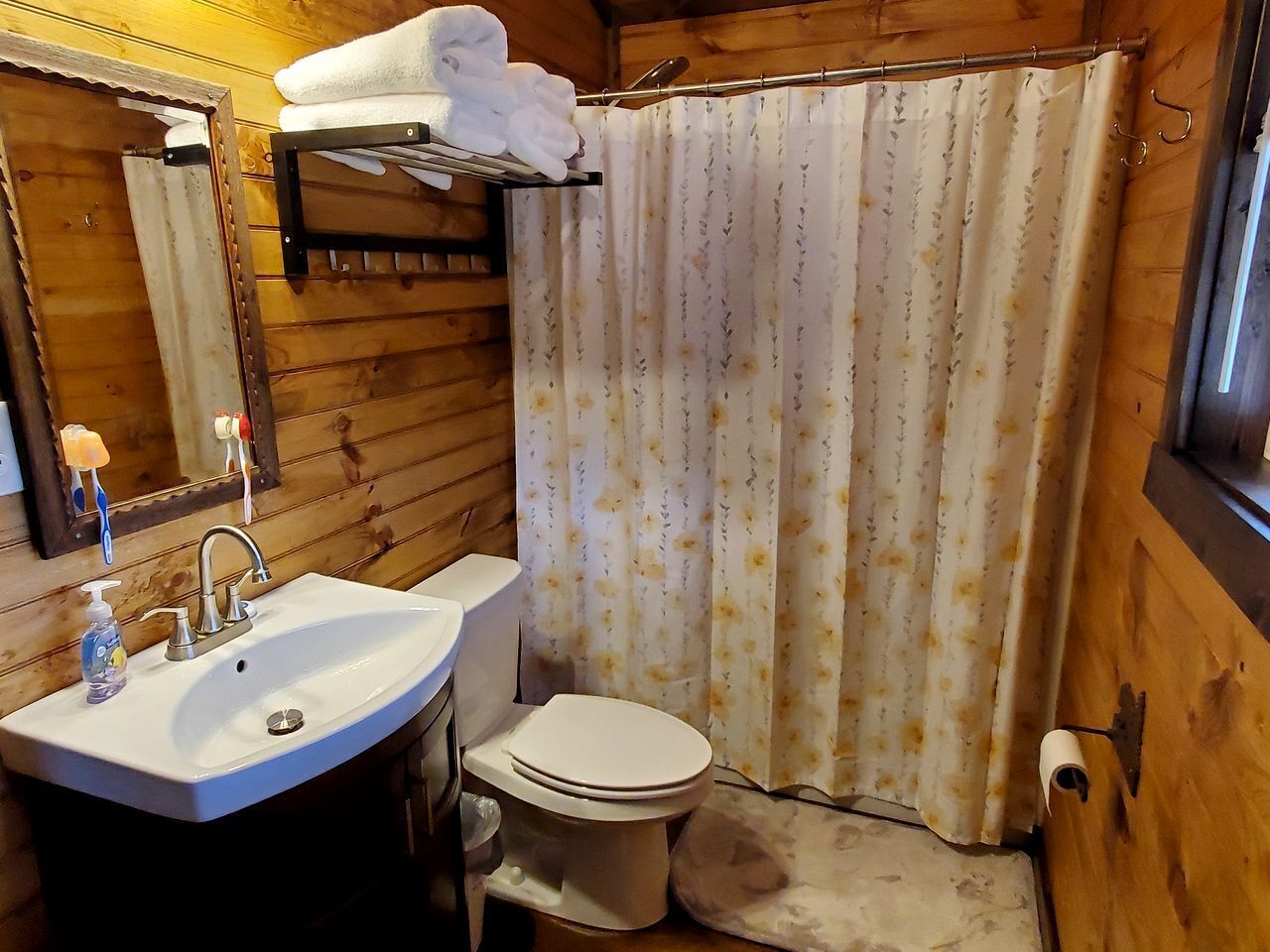 Bañera de hidromasaje, secador de pelo, toallas y jabón