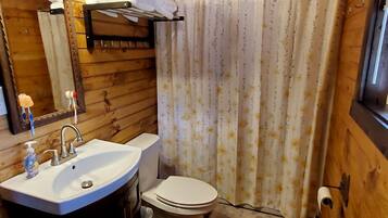 Bañera de hidromasaje, secador de pelo, toallas y jabón