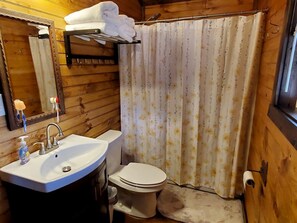 Bañera de hidromasaje, secador de pelo, toallas y jabón