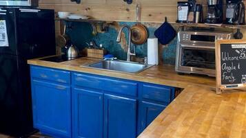 Cafetera y tetera, refrigerador, microondas y horno