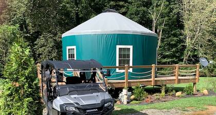 Private, Pet Friendly Creekside Yurt with Hot Tub in Dugspur, Perfect for a Virginia Glamping Getaway