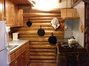 Kühlschrank, Mikrowelle, Herdplatte, Wasserkocher mit Kaffee-/Teezubehör