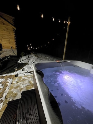 A hot tub with a wooden deck and snow on the ground. - Incredible Modern Tiny Log Cabin near the Ammonoosuc River for a Romantic Getaway in New Hampshire (Bath)