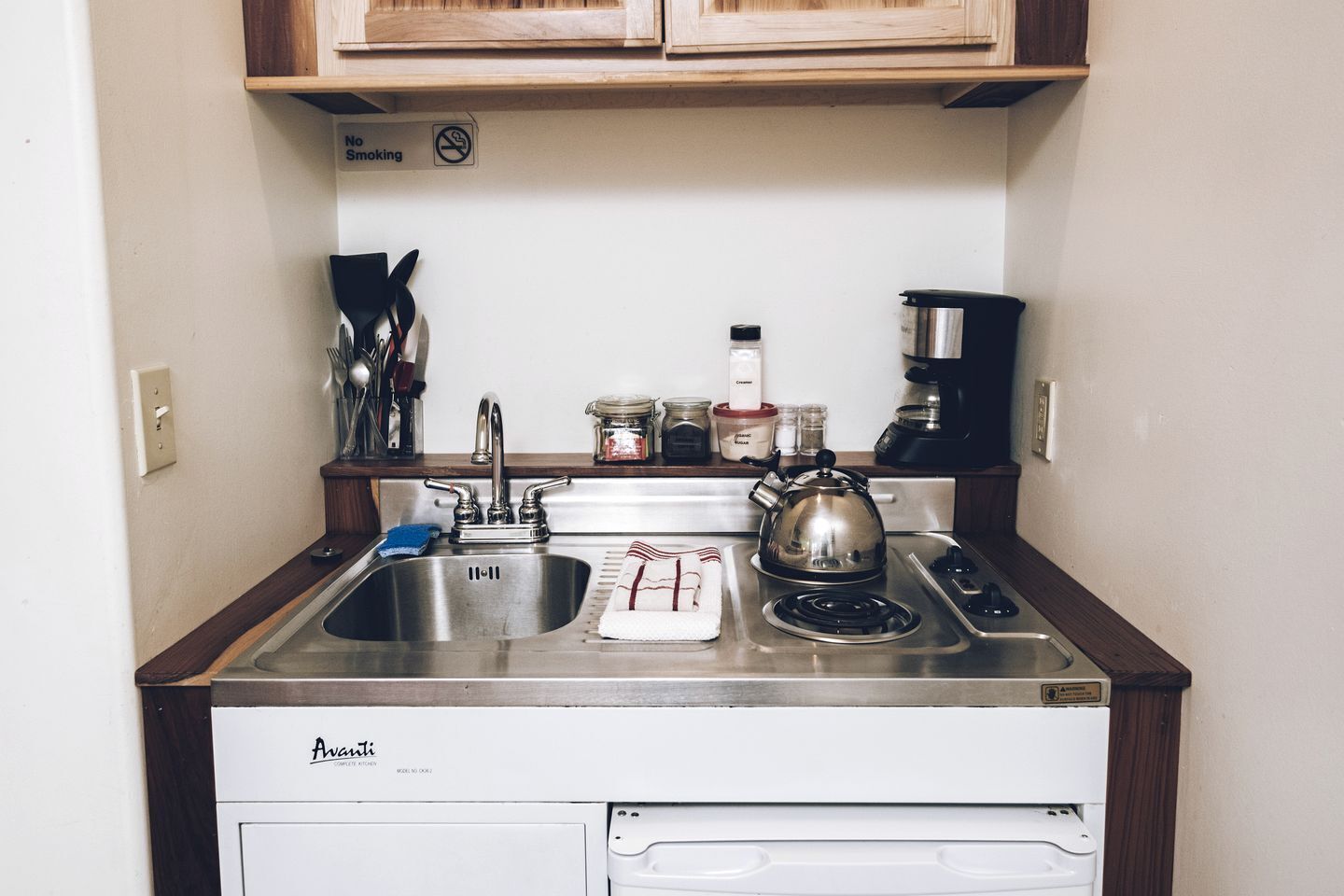 Réfrigérateur, surface de cuisson, lave-vaisselle, cafetière-théière