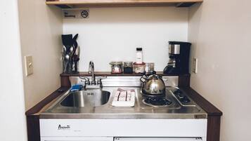Réfrigérateur, surface de cuisson, lave-vaisselle, cafetière-théière