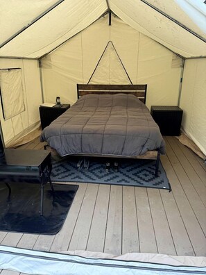 1 bedroom, bed sheets