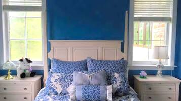 1 bedroom, desk, WiFi, bed sheets