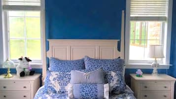 1 bedroom, desk, WiFi, bed sheets