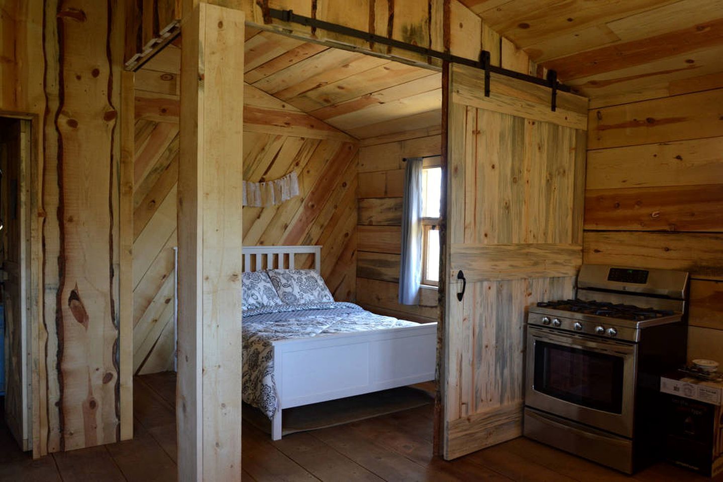 1 chambre, fer et planche à repasser, draps fournis