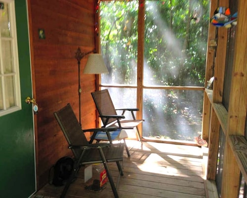 Cozy Cabin Rental on the Santa Fe River near High Springs, Florida