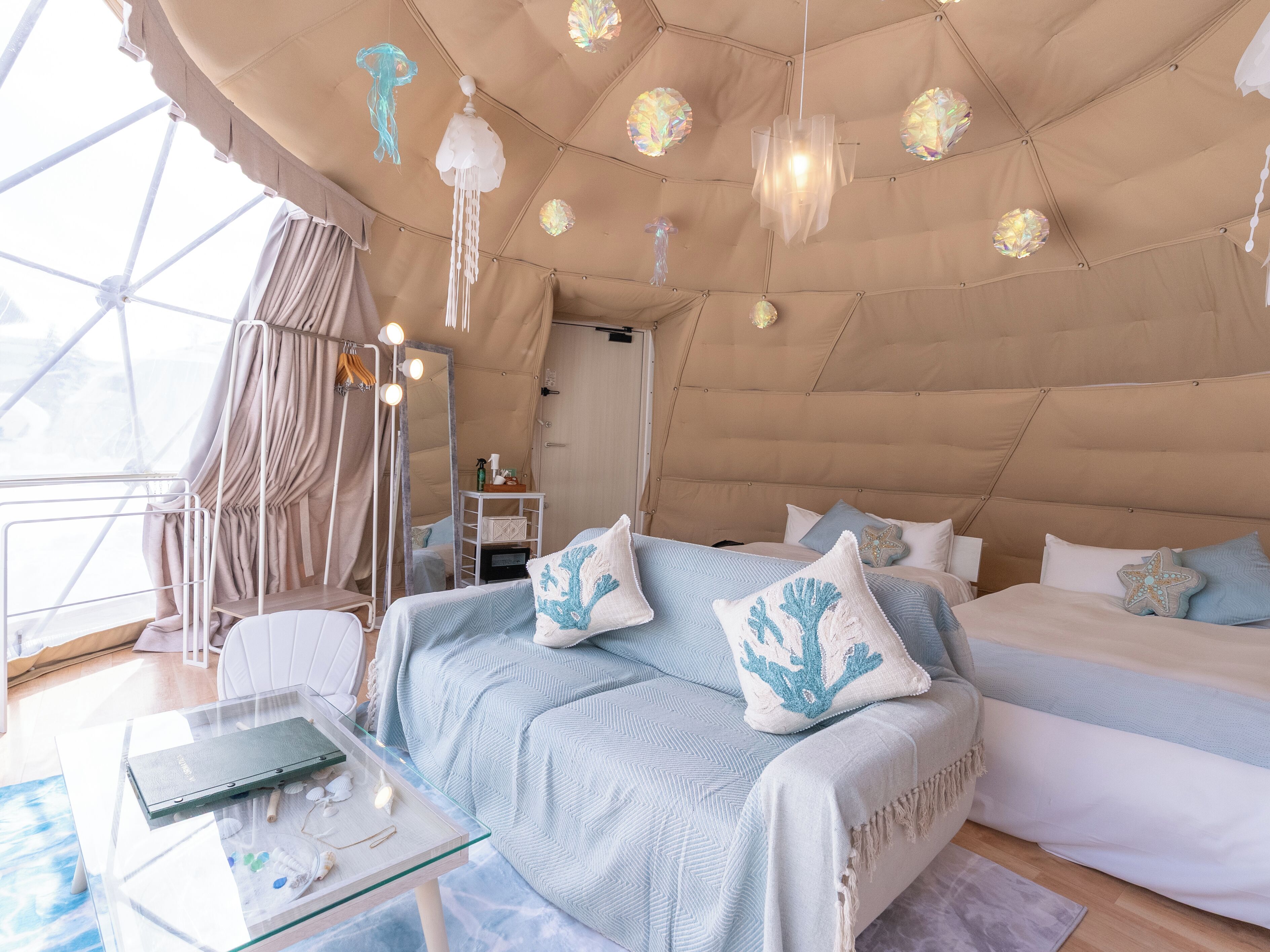 Eenvoudige tent, uitzicht op rivier