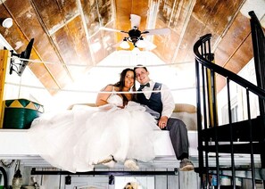 1 bedroom, desk, WiFi, bed sheets - Beautiful Tree House for a Romantic Getaway on a Farm near Chattanooga Valley, Georgia (Flintstone)