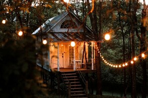 Exterior - Beautiful Tree House for a Romantic Getaway on a Farm near Chattanooga Valley, Georgia (Flintstone)