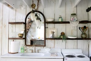 Fridge, microwave, oven, stovetop - Beautiful Tree House for a Romantic Getaway on a Farm near Chattanooga Valley, Georgia (Flintstone)